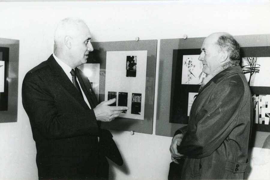 Fotografie z vernisáže, vpravo Jan Rajlich